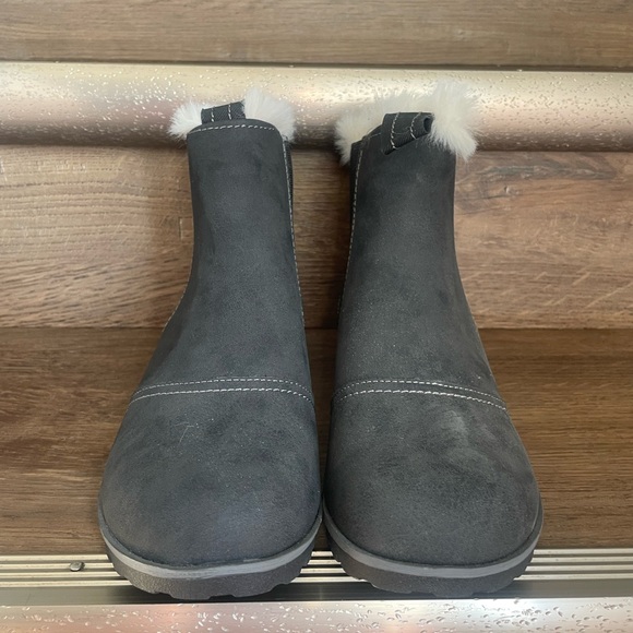 Women's Gray Fur-Lined Boots - Picture 2 of 5